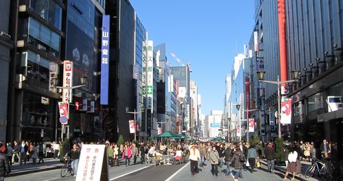 銀座歩行者天国と山野楽器（左） 2009.12.6