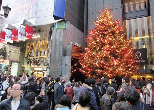 山野楽器（左側）とミキモトのクリスマスツリー