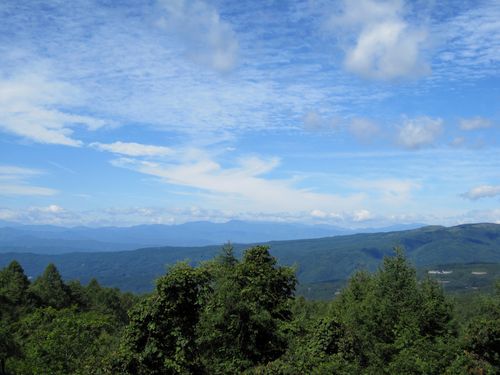 蓼科高原から西に霧ケ峰・乗鞍岳方面を望む