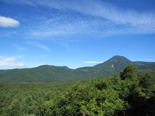 蓼科高原から北に蓼科山を望む