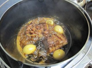 豚肉等を煮詰める