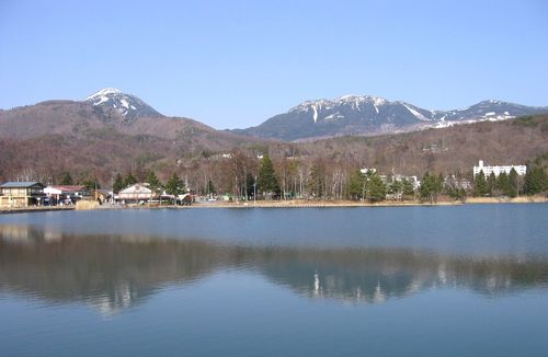 蓼科湖と蓼科山（左）・北横岳（右） 2009.3.21