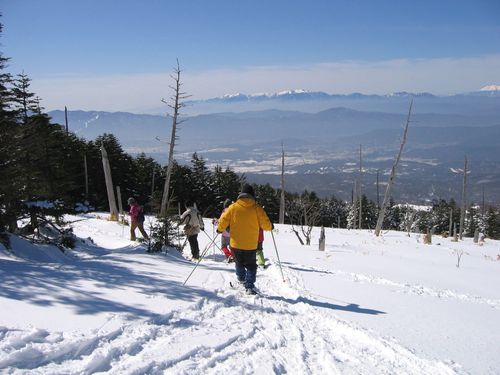 ｽﾉｰｼｭｰで歩く仲間／ﾛｰﾌﾟｳｪｲ山頂駅から五辻方面へ