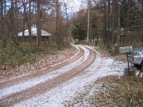 うっすらと積雪した山荘前道路 08.11.21.朝