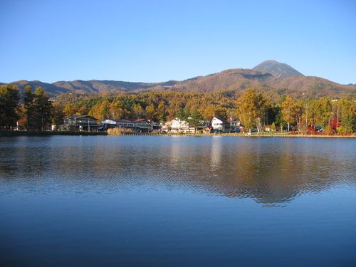 蓼科湖と八子ヶ峰、その向こうに蓼科山