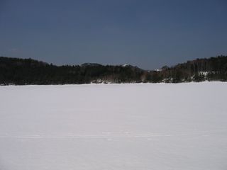 氷結した白駒池と茶臼山等