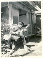 家でギターを弾く／高校２年　1963年