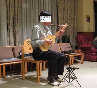 M ビウエラを弾くテデスコさん10.10.2 M ビウエラを弾くテデスコさん10.10.2