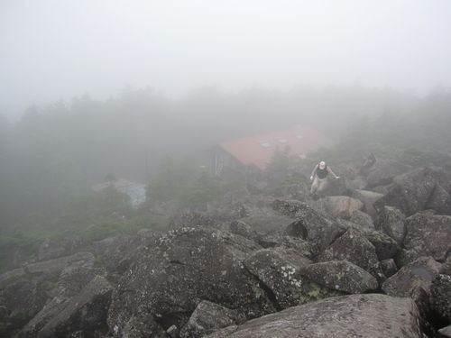 霧に包まれた高見石　2010年8月15日