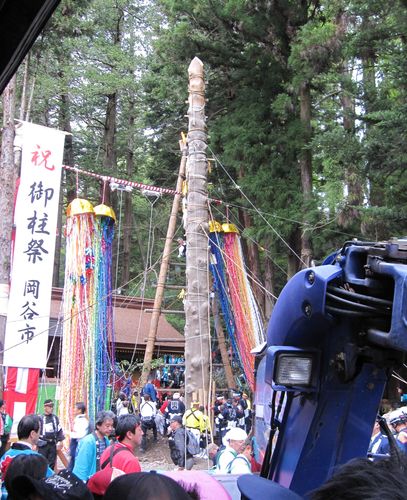 建ち上げられた御柱　2010年5月8日17：33