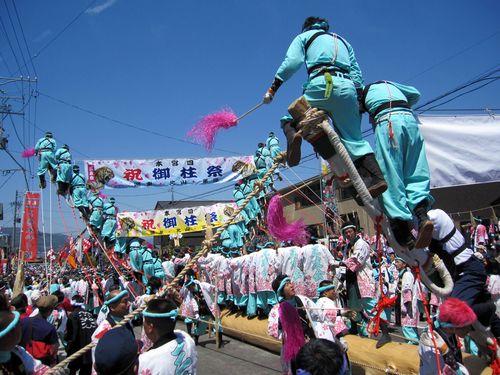 御柱祭・上社の里曳き　2010年5月3日