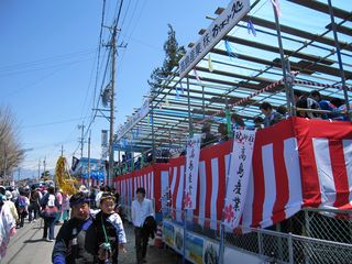 御柱祭の桟敷席／上社里曳き　2010年5月3日