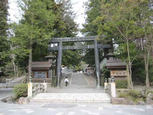 下社秋宮の鳥居　2010年4月9日