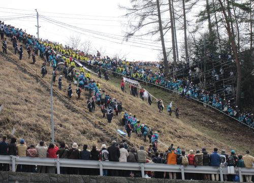 下社・御柱の木落し前に幕を運ぶ　2010年4月9日2時前