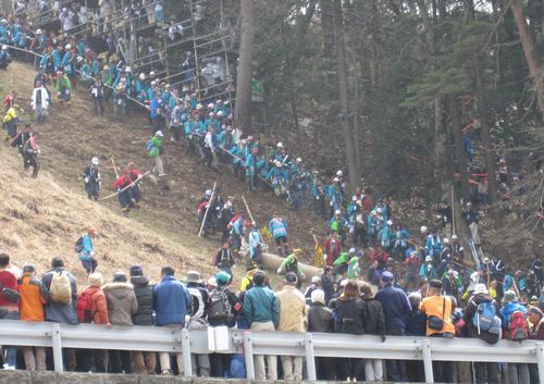 木落し坂を下りた御柱 2010年4月9日午後2時過ぎ