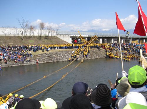 「川越し」を始める御柱　2010年4月3日午後２時頃