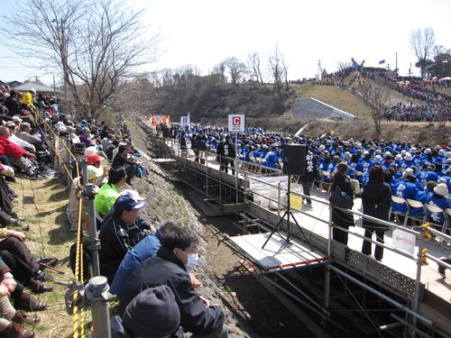 御柱木落しの見物人　2010年4月3日午前