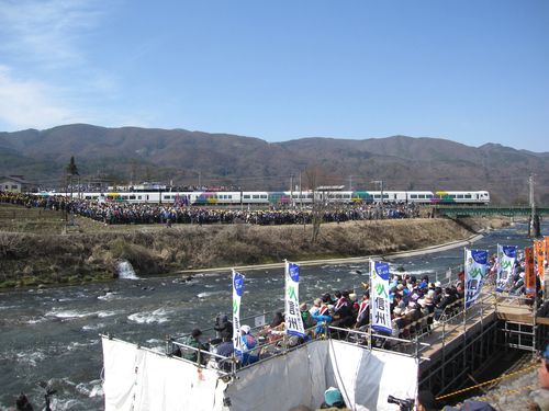 木落し会場と中央線 と上川　2010年4月3日